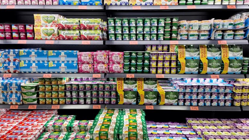 Sección yogures supermercado.