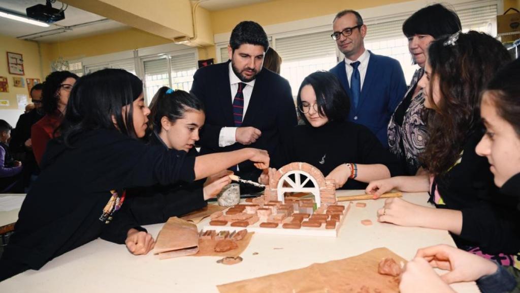 El presidente murciano, este lunes, con unos alumnos del IES Sanje, junto al consejero de Educación, Víctor Marín, y su directora, Isabel Saturno.