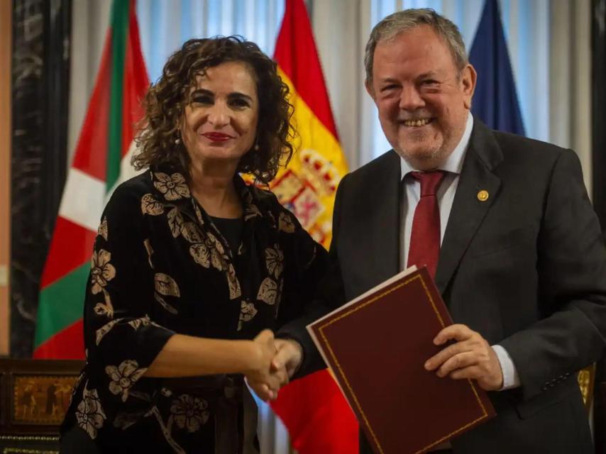 María Jesús Montero y Pedro Azpiazu, en la firma de la Ley del Cupo.