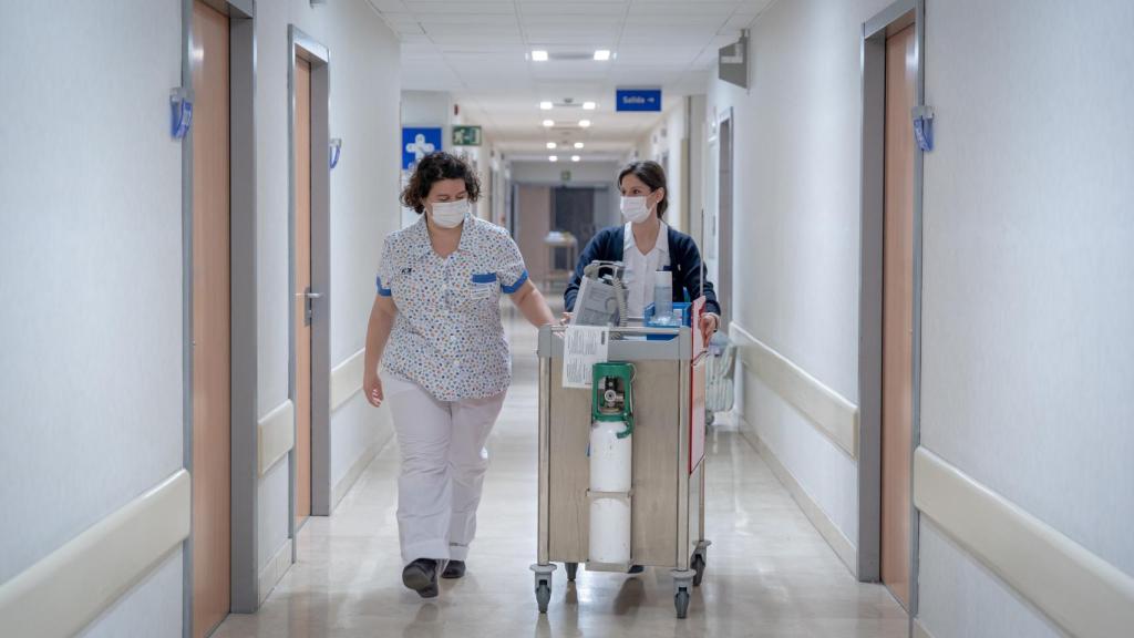 Raquel Priego y Carmen Hernández en los pasillos del hospital HM Sanchinarro.