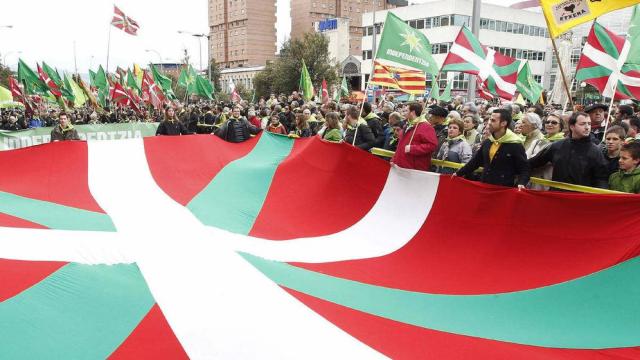 María Jesús Montero y Pedro Azpiazu, en la firma de la Ley del Cupo.