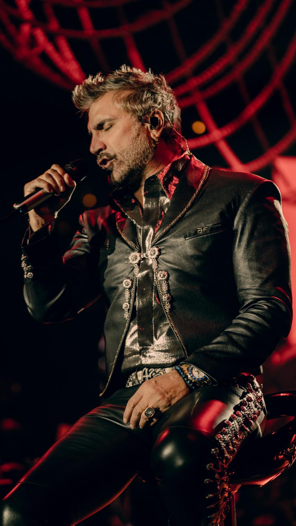 El artista Alejandro Fernández en uno de sus últimos conciertos.
