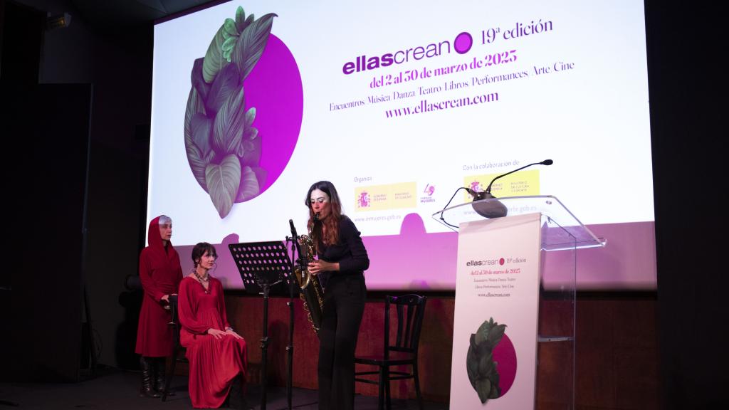 Pilar Martín Gila, Prado Pinilla y Elisa Urrestarazu interpretan un fragmento del espectáculo de música y poesía 'Tu deseo es el agua' en la presentación del festival. Foto: Elena Quintanar