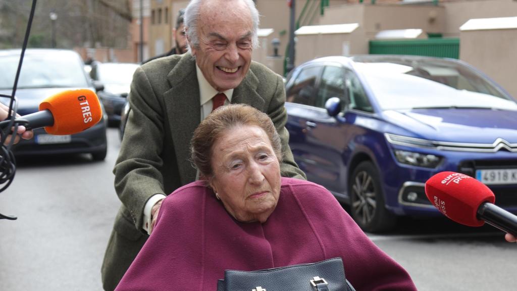 La infanta Margarita, acompañada por su marido, Carlos Zurita, este lunes 6 de marzo de 2023.