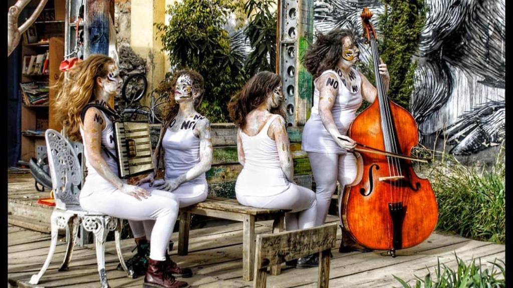 Exposición mujeres.