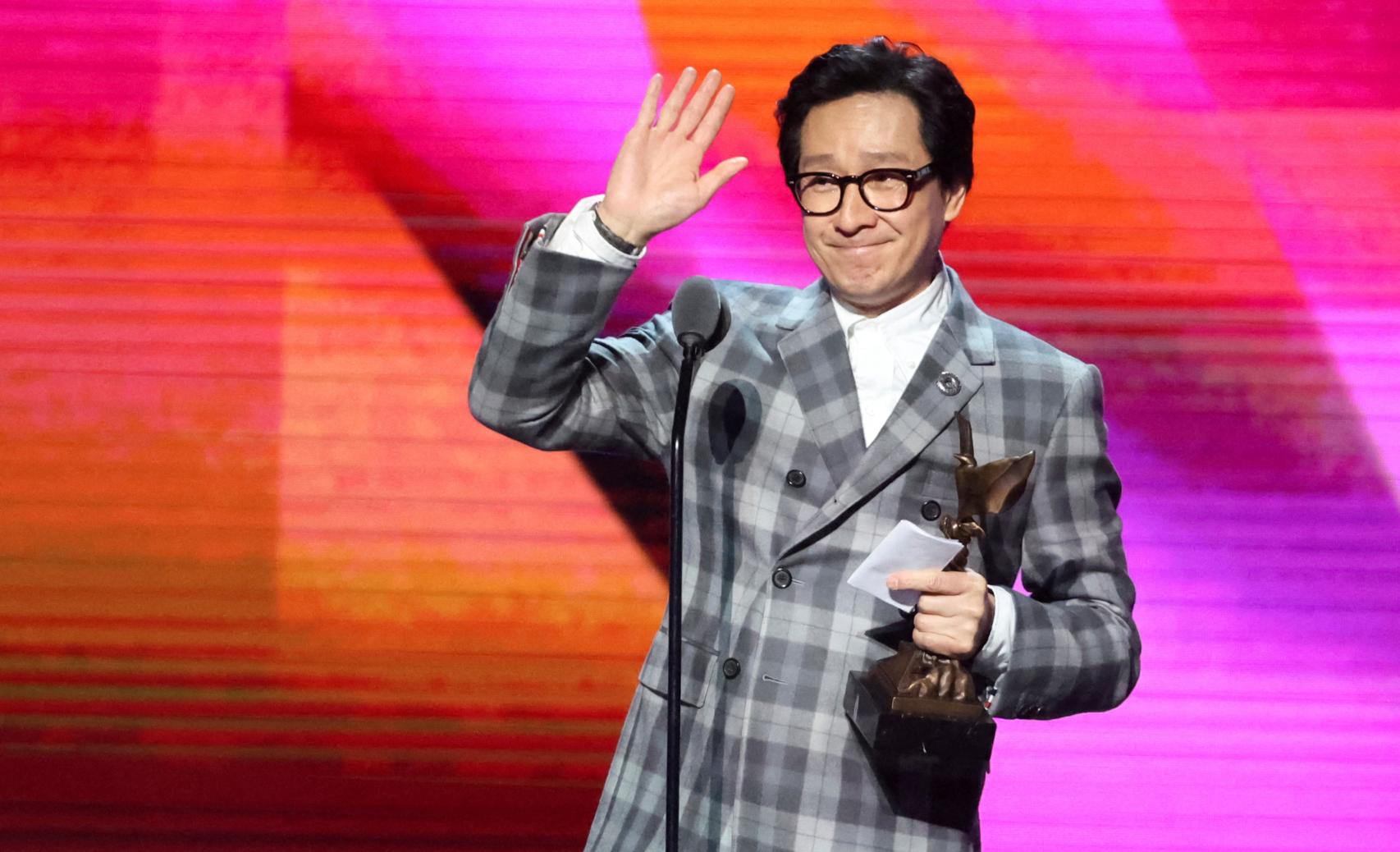 Ke Huy Quan recibiendo un premio en California.