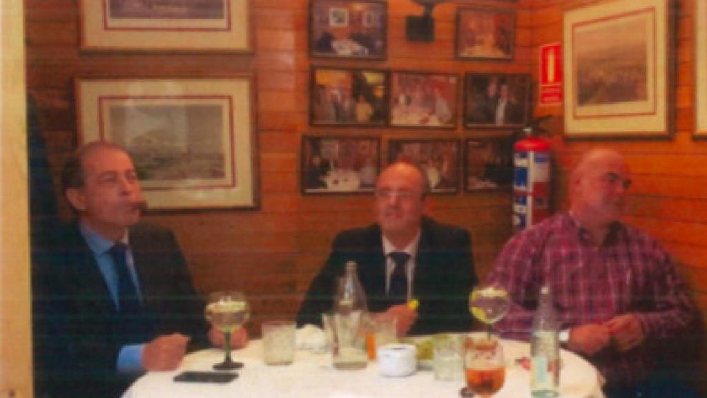 El general, uno de los empresarios y el mediador en una comida, en documentación del sumario.
