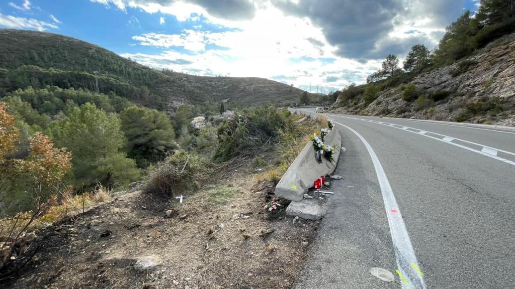 Barrera de hormigón contra la que impactó el vehículo antes de precipitarse 20 metros al vacío.