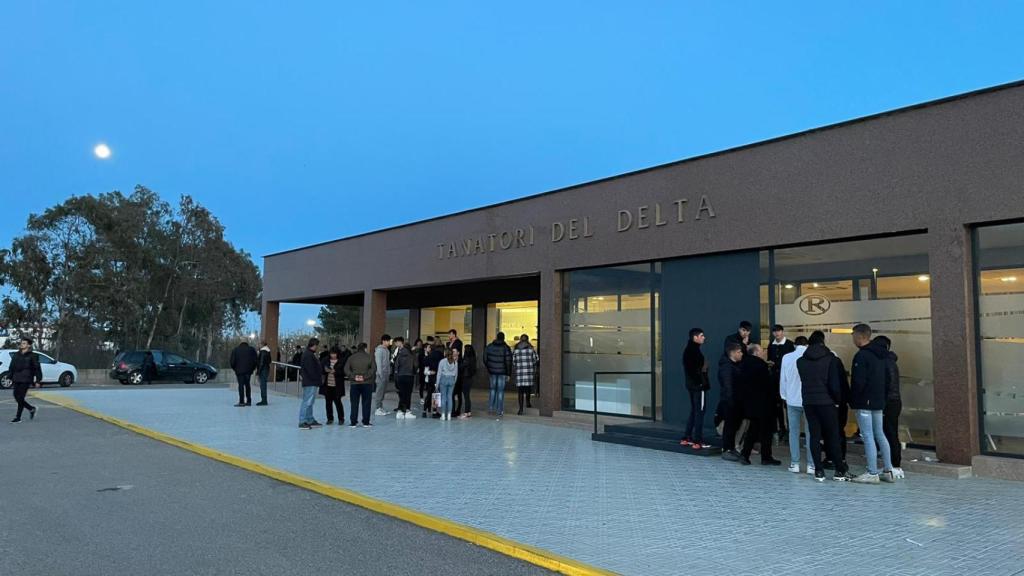 Aspecto que presentaba el tanatorio de Deltebre (Tarragona) la tarde del lunes.