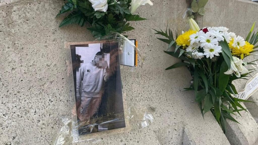 Imagen en memoria de uno de los fallecidos en el lugar del accidente.