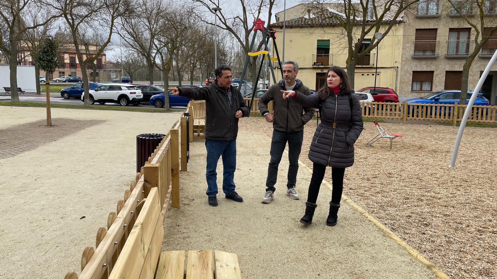 La concejala de Medio Ambiene, Miryam Rodríguez, visita la plaza de Poniente