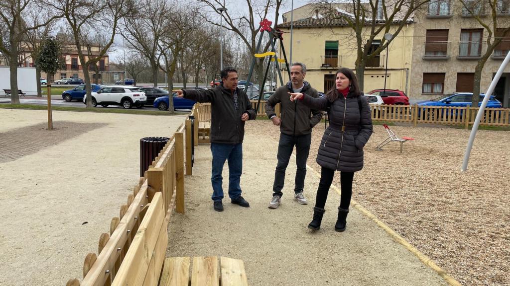 La concejala de Medio Ambiene, Miryam Rodríguez, visita la plaza de Poniente