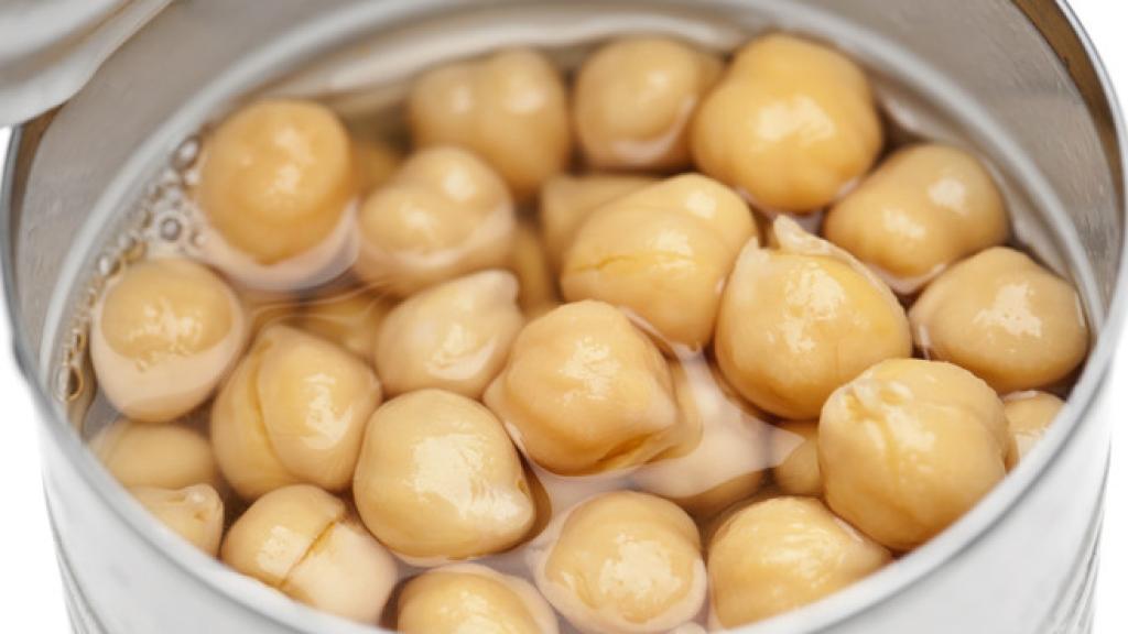 Receta de ensalada de patatas y garbanzos.