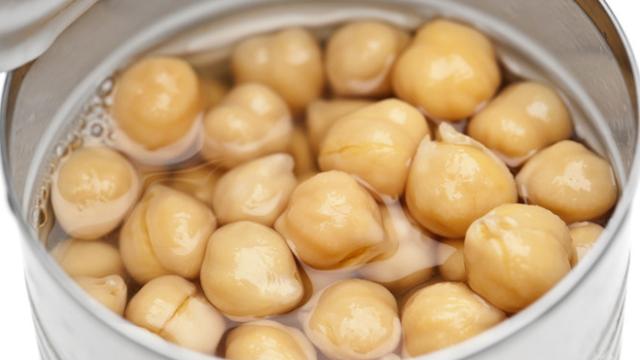 Receta de ensalada de patatas y garbanzos.