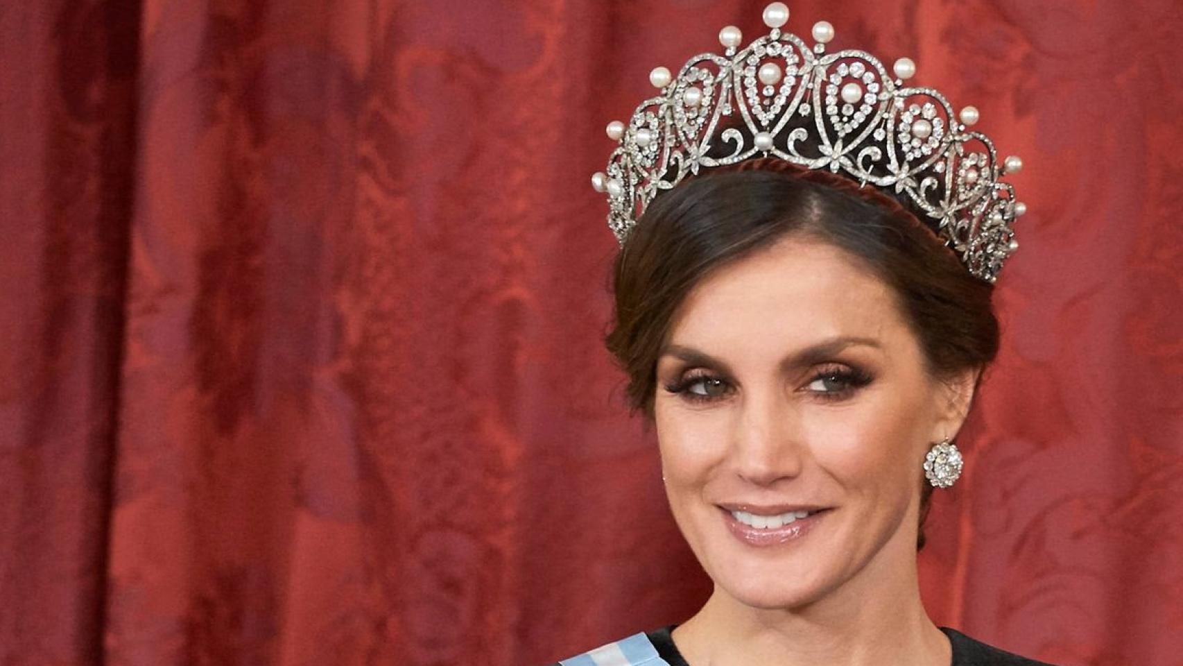 La reina Letizia con la tiara y pendientes del joyero de pasar.