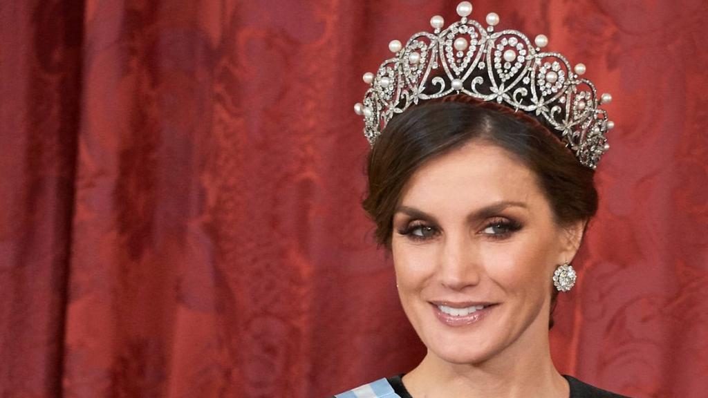 La reina Letizia con la tiara y pendientes del joyero de pasar.