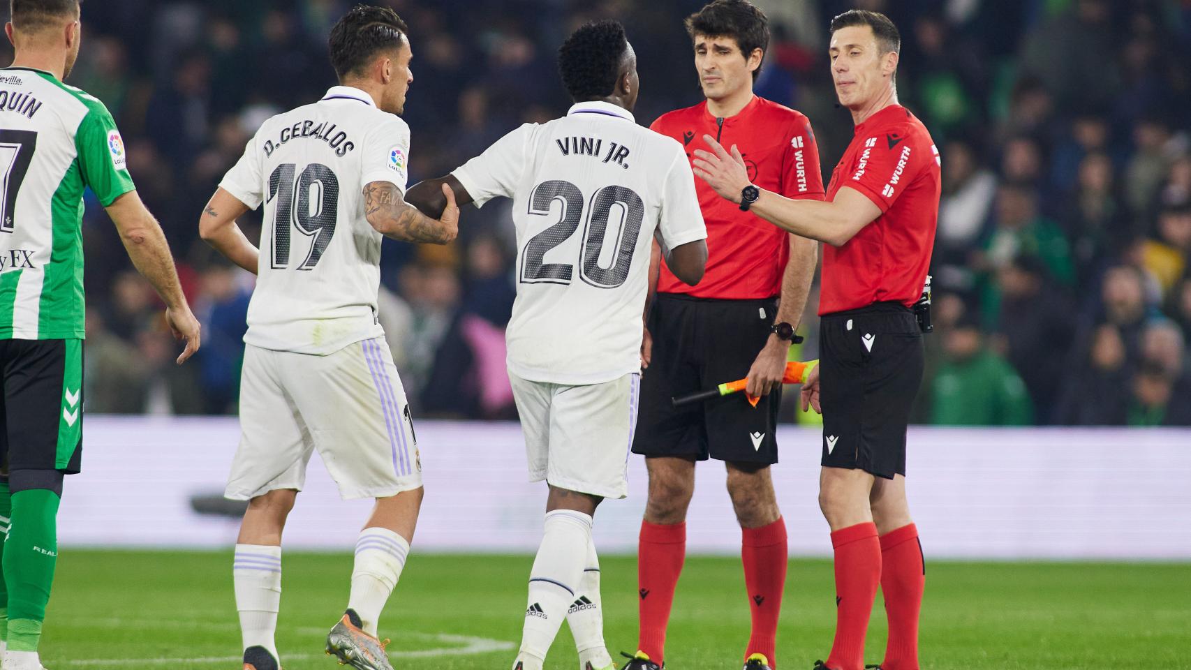 Vinicius Júnior, protestando al árbitro Soto Grado con Dani Ceballos