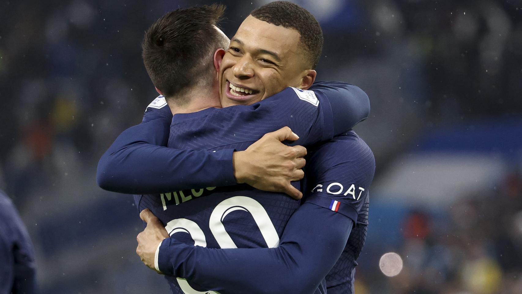 Abrazo entre Messi y Mbappé para celebrar un gol del PSG