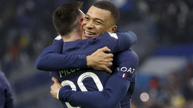 Abrazo entre Messi y Mbappé para celebrar un gol del PSG