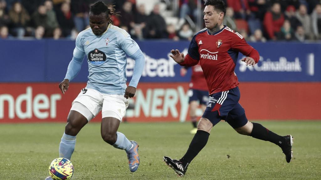 Joseph Aidoo, peleando la posesión con el 'Chimy' Ávila en el Osasuna - Celta de Vigo de La Liga 2022/2023