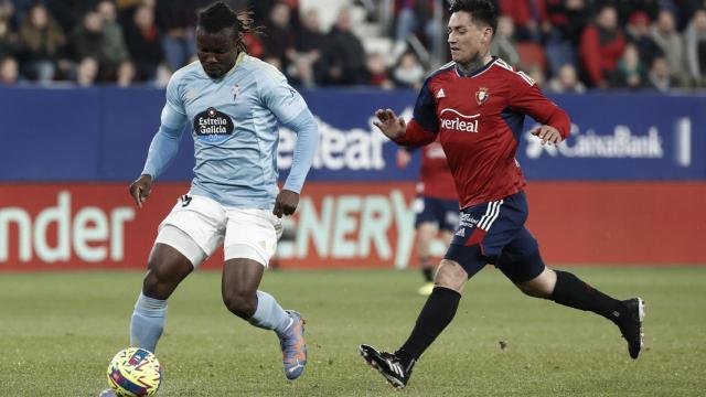 Joseph Aidoo, peleando la posesión con el 'Chimy' Ávila en el Osasuna - Celta de Vigo de La Liga 2022/2023