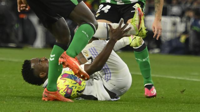Sabaly y Ruibal hacen falta a Vinicius durante el Betis - Real Madrid