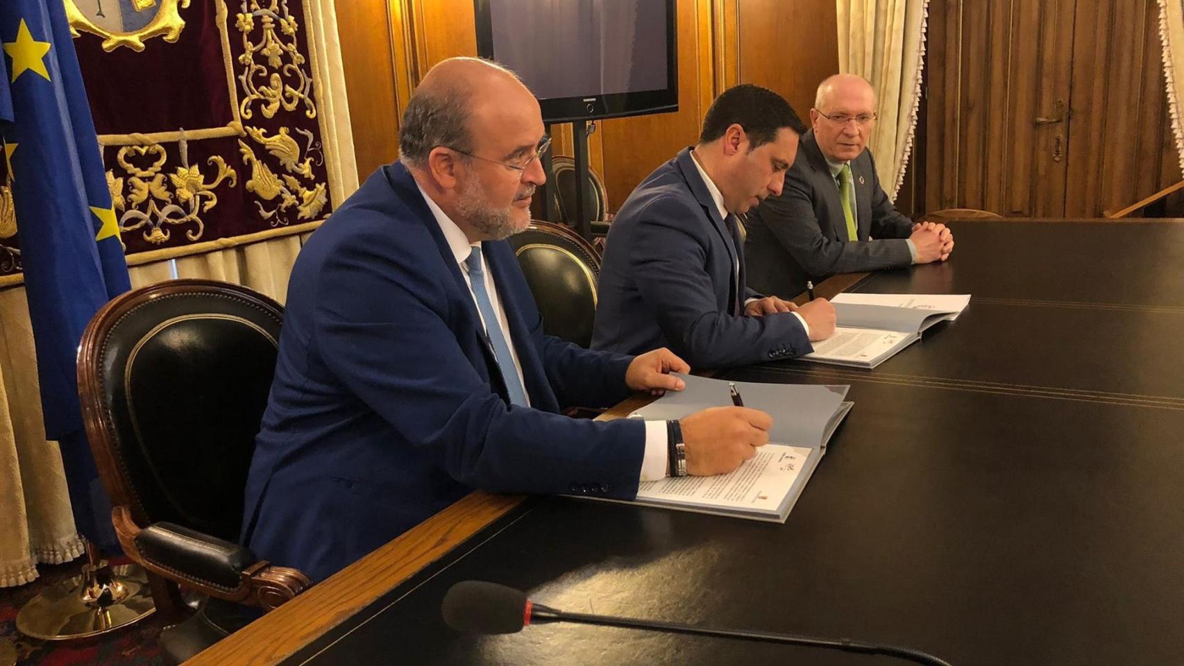 Martínez Guijarro, en la firma junto a Martínez Chana.