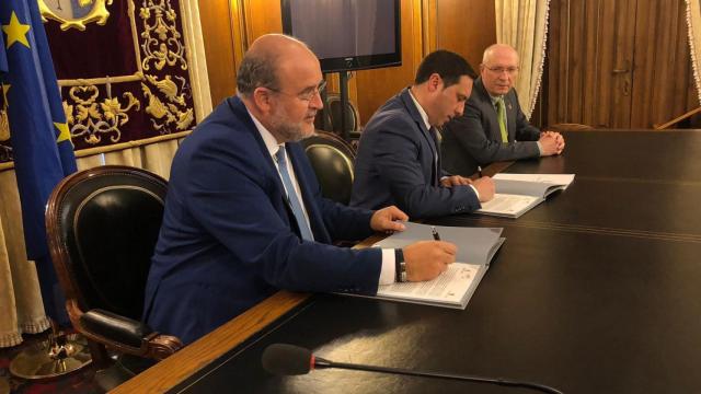 Martínez Guijarro, en la firma junto a Martínez Chana.