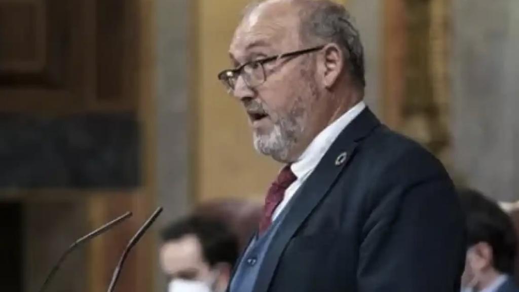 Imagen del despacho de Fuentes Curbelo presente en el sumario. El propio diputado, en la tribuna del Congreso.