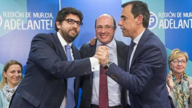 Fernando López Miras, Pedro Antonio Sánchez y Fernando Martínez-Maíllo, en 2017, tras anunciar el relevo en el Gobierno de la Región de Murcia por la investigación judicial del 'Caso Auditorio'.