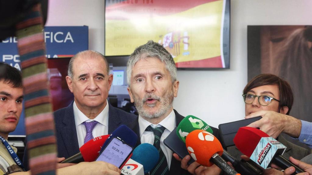 Marlaska atiende a los medios de comunicación.