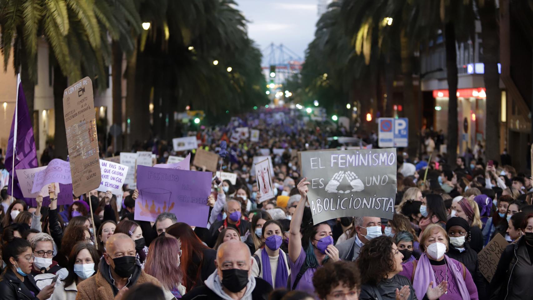 Cientos de miles de personas se lanzan a la calle en una movilización feminista por el 8M en Málaga.