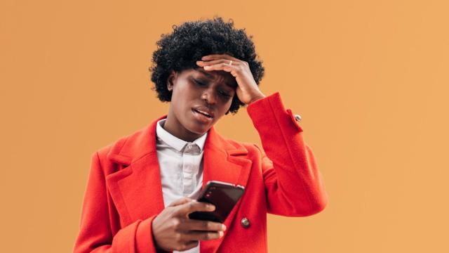 Una mujer, consultando su teléfono.