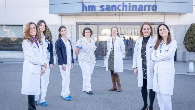 Profesionales de Enfermería en la puerta del hospital HM Sanchinarro.