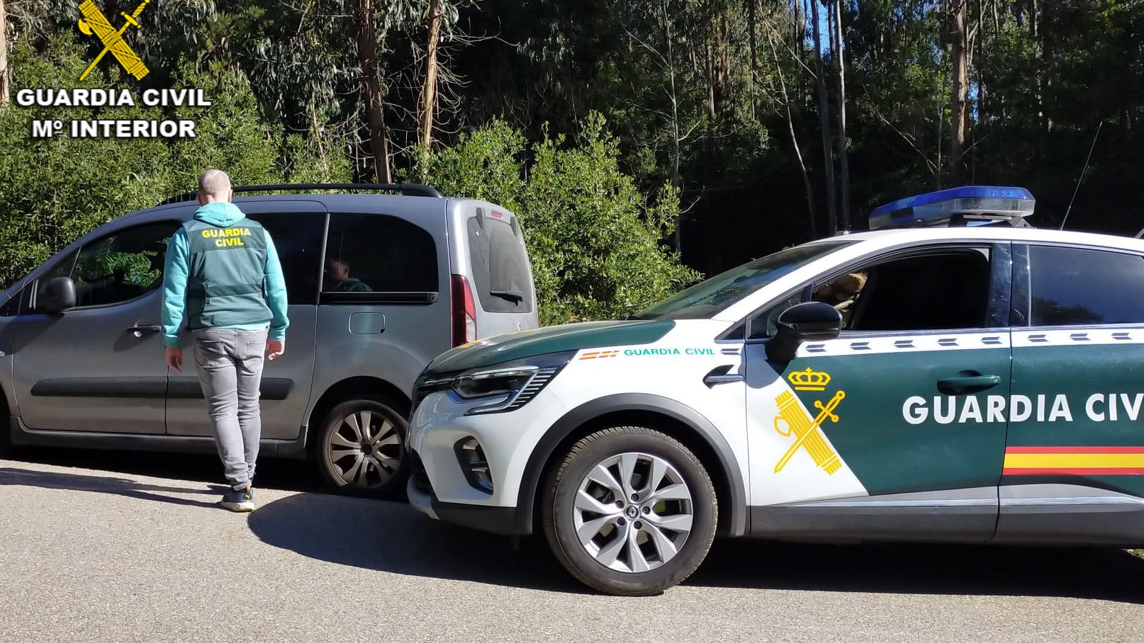 Imagen de un coche de la guardia civil en una detención en baiona