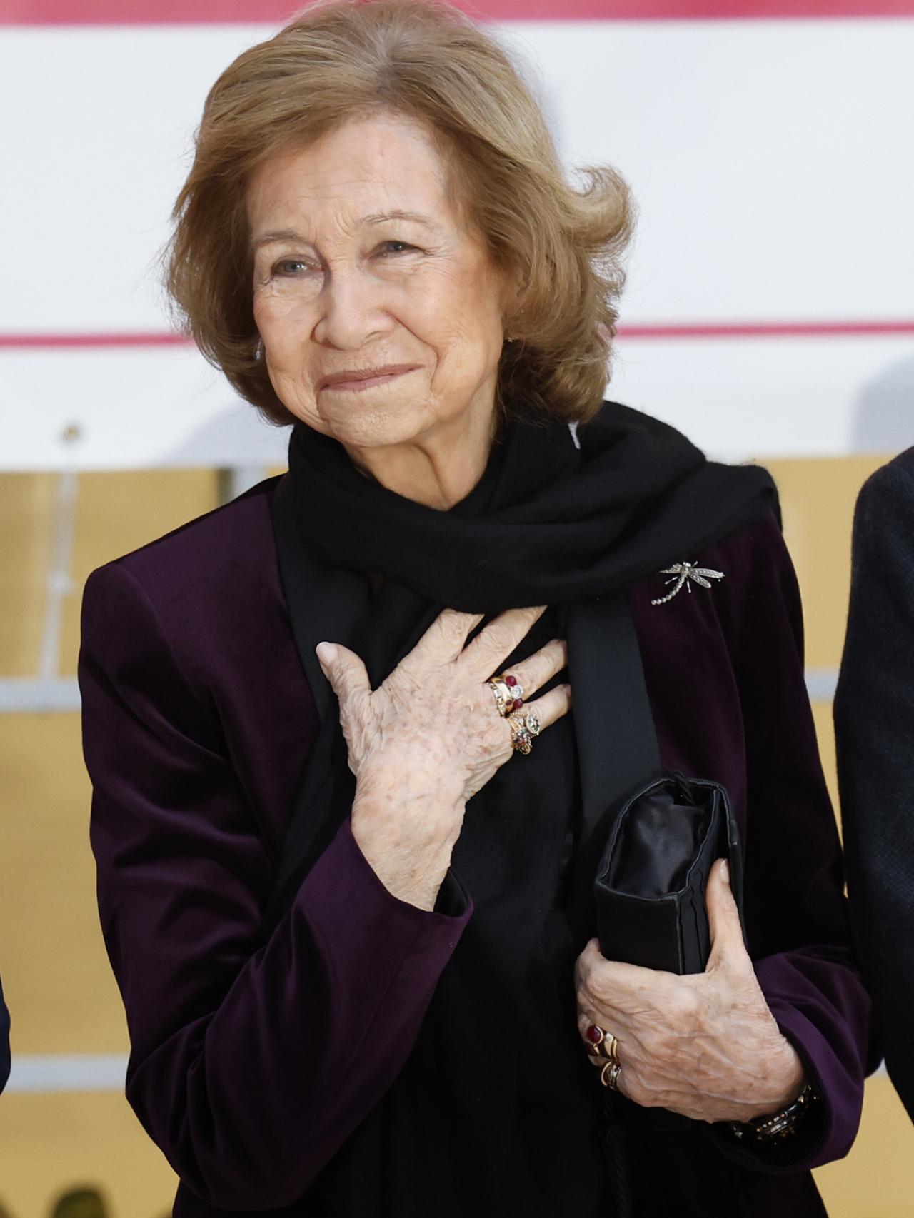 La reina Sofía luce su anillo de pedida.