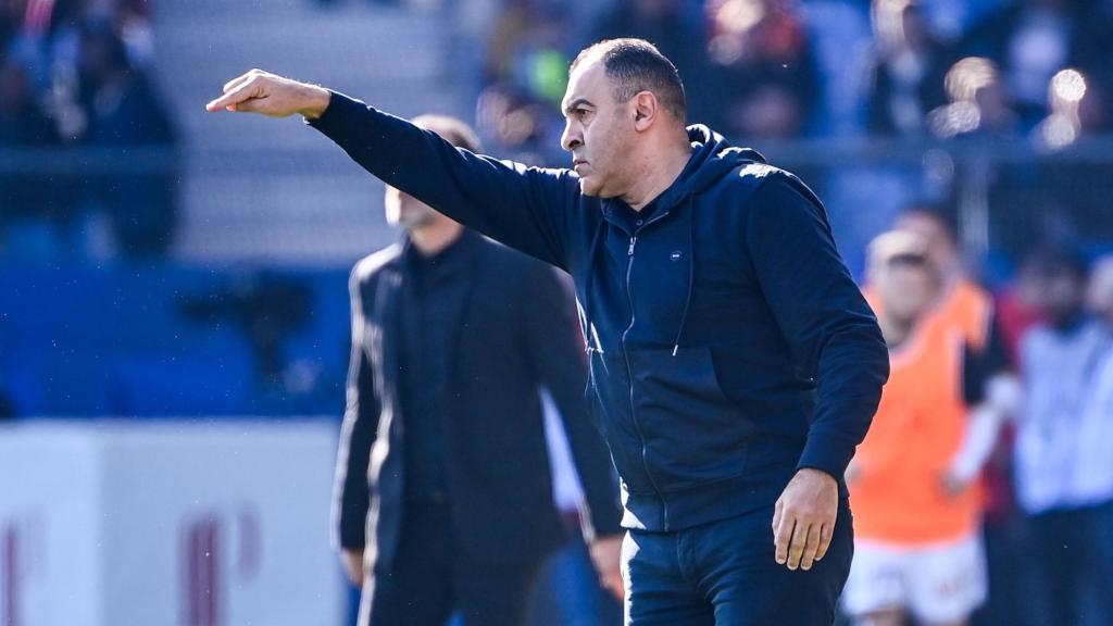 Abdel Bouhazama, dirigiendo al Angers