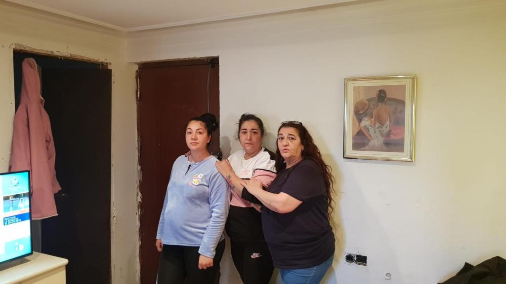 A la izquierda de la imagen, María José, minutos antes de la paralización del desahucio.