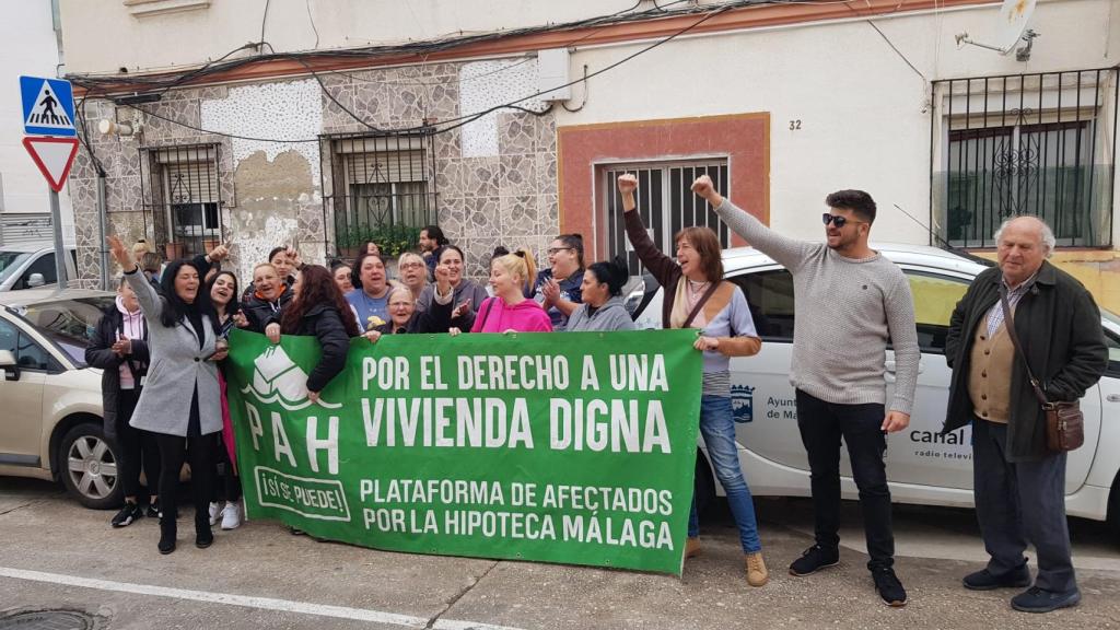 Vecinos celebran la paralización del desalojo, minutos después de confirmarse la decisión del juez.