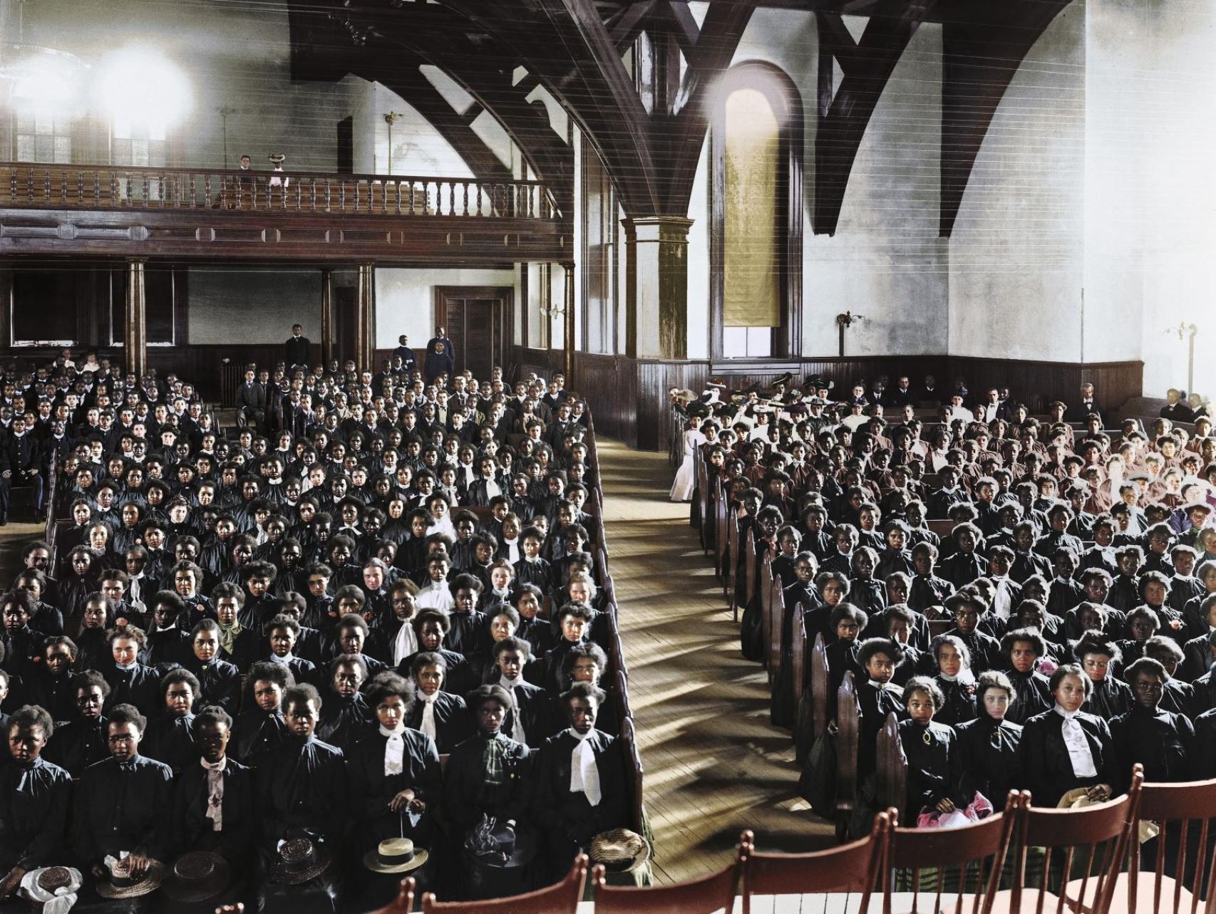 Un mar de mujeres bajo el abovedado techo de la capilla del Instituto Tuskegee, en Alabama, donde se enseñaba a los afroamericanos habilidades básicas para la vida.