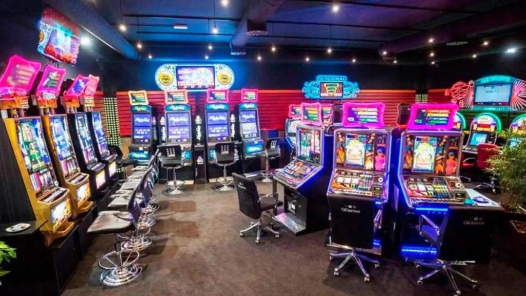 Máquinas de juego de un salón de apuestas.