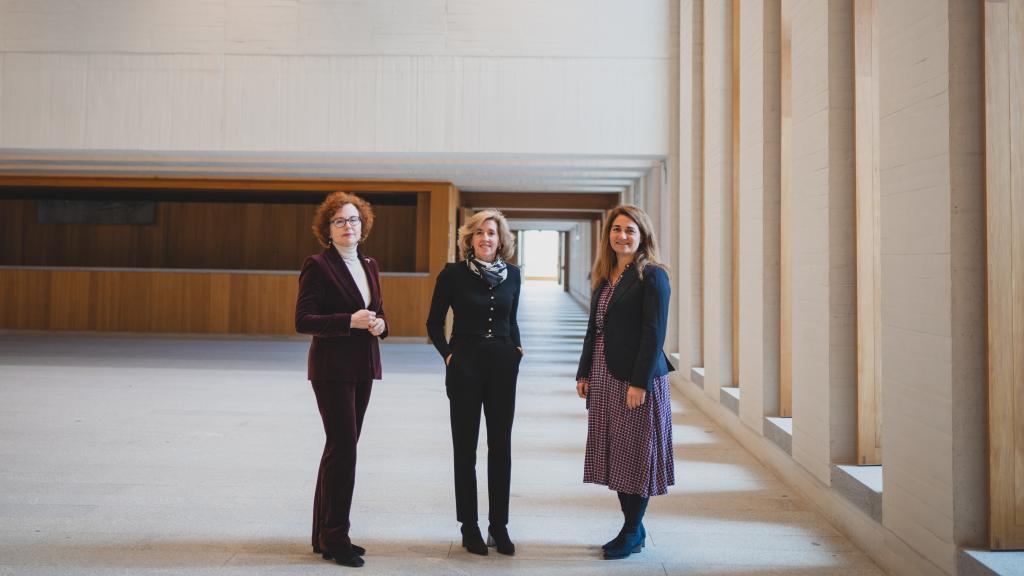 Las tres entrevistadas, en otro de los rincones de la galería de Colecciones Reales.