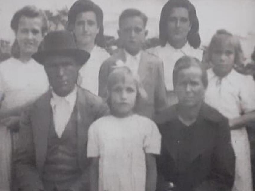 Un retrato de hace 80 años de la familia Seiler, con su abuela, la primera por abajo, y su madre, la segunda de arriba por la izquierda.