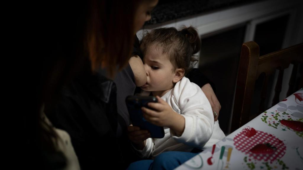 Patri amamanta a su hija mientras esta ve Tik Tok.
