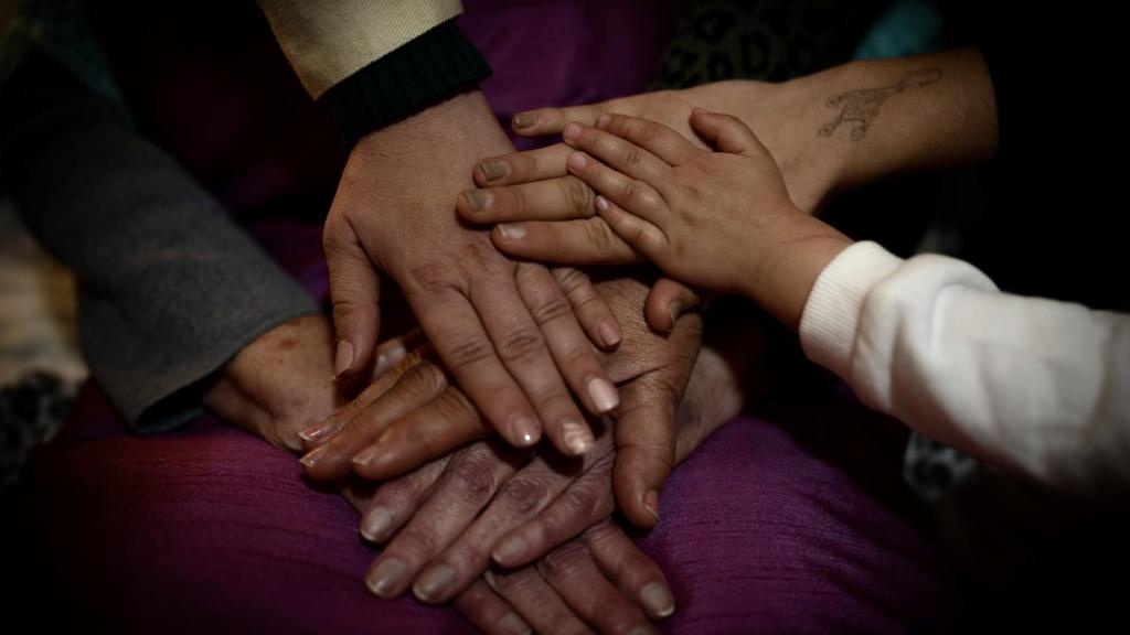 Las manos de las cinco generaciones: no hay mejor equipo.