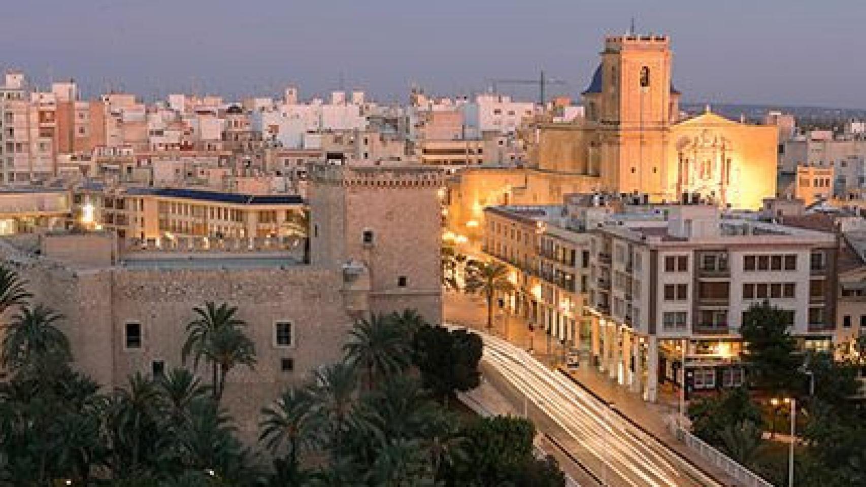 Una panorámica de Elche, con el Palacio de Altamira y la basílica de Santa María.