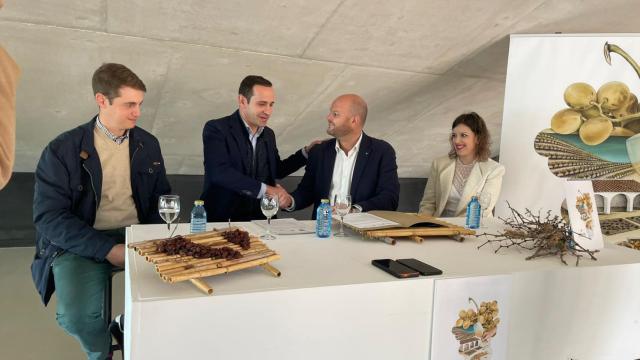 Un momento de la firma entre ambos consistorios.