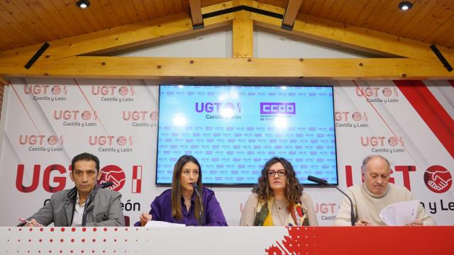 Los representantes de CCOO y UGT durante la rueda de prensa de este lunes.