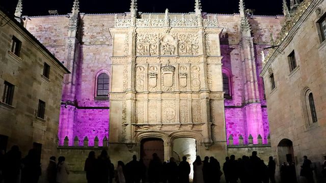 La Fachada Histórica de la Universidad de Salamanca, con el morado del Día de la Mujer