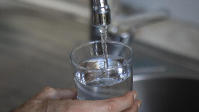 Outes prohíbe consumir agua de la traída ante un brote de gastroenteritis.